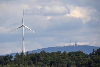 Vorwürfe nach Stadtrats-Entscheidung zu Windkraft: Lässt sich die Stadt Plauen Millionen Euro entgehen? - Windkraftanlage in einem Wald in Hessen: Plauener Stadträte lehnen eine derartige Nutzung von Kommunalwaldflächen ab.