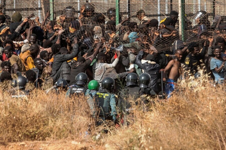 Vorwürfe nach Sturm auf Exklave Melilla - Migranten kommen in Spanien an, nachdem sie die Zäune zwischen der Exklave Melilla und Marokko überquert haben. 