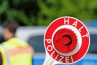 Vorwurf: Polizist außer Dienst fährt mit Auto auf Kollegen zu - Bei einer Verkehrskontrolle im Erzgebirge kam es zum Streit. Der angehaltene Fahrer ist selbst Polizeibeamter und war mit der Art und Weise der Kontrolle nicht einverstanden.