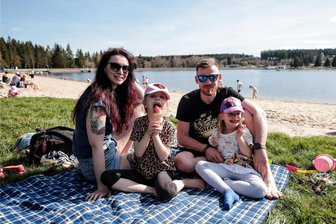 Vorzeitiger Saisonstart: Sommerwetter lockt an den Geyerschen Teich - Angie aus Chemnitz, Jens aus Zschopau und die Kinder Leni (6) Lea (5, rechts im Bild) haben das schöne Wetter für einen Abstecher an den Geyerschen Teich genutzt. Die Mädels mögen den Strand und auch die Spielplätze.