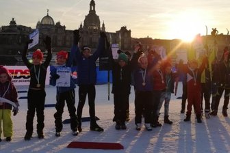 Vorzeitiges Geschenk vor fantastischer Kulisse - Siegerfoto vor historischer Kulisse: Knapp 200 junge Langläufer sind am Mittwoch beim Sachsencup und beim City-Kids-Cup in Dresden am Start gewesen.