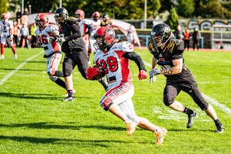 Vorzeitiges Spielende bei den Freiberger Footballern - Die Phantoms um Colin Bassen (r.) konnten die Gunslingers auch am Sonntag nicht stoppen.