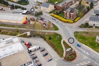 Vorzugsvariante wird auf Verkehrssicherheit geprüft - Blick auf den Knotenpunkt der Chemnitzer mit der Bahnstraße in Lugau. Etwa dort, wo die zwei Kreise eingezeichnet sind, soll es künftig Mittelinseln geben, die das Überqueren der Straße erleichtern.