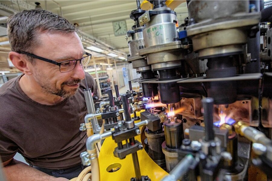 Vosla-Chef: Warum Sparen beim Gasverbrauch allein nicht hilft - Gasintensiv ist die Herstellung der Leuchtkörper. An der Kolbenformmaschine werden die Glaskolben geformt. Im Bild Anlagenfahrer Marcel Silbermann, der seit 1995 im Unternehmen arbeitet. 