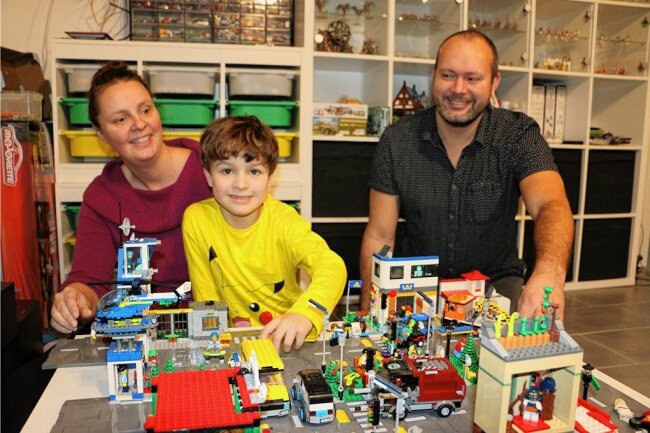 Voting läuft: Familie aus dem Vogtland tritt bei großem Lego-Wettbewerb an - Eine Familie im Lego-Fieber: Arno und seine Eltern Stephanie Müller und Daniel Schaar bauen gerne gemeinsam im Keller ihres Hauses, wo Lego im Mittelpunkt steht.