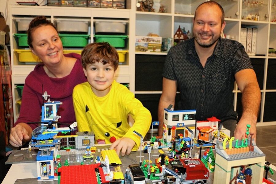 Voting läuft: Familie aus dem Vogtland tritt bei großem Lego-Wettbewerb an - Eine Familie im Lego-Fieber: Arno und seine Eltern Stephanie Müller und Daniel Schaar bauen gerne gemeinsam im Keller ihres Hauses, wo Lego im Mittelpunkt steht.