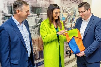 Vowalon stellt neuen Vogtland-Rucksack her - Mareen und Gregor Götz (links) stellten am Mittwoch in Treuen Landrat Thomas Hennig den Prototyp des neuen Wanderrucksacks vor.
