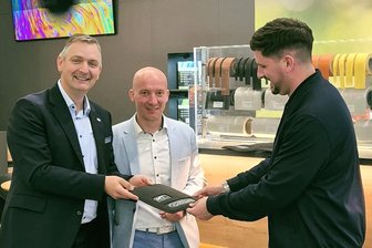Vowalon Treuen stellt drei Neuheiten auf Messe vor - Gregor Götz und Raik Willinger von Vowalon kooperieren mit MT-Interetex-Geschäftsführer Sebastian Freitag (von links) in Sachen Fußmatten.