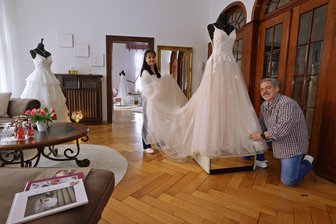Vox-Show „Zwischen Tüll und Tränen“: Glauchauer Brautausstatter will mitmischen - Georgia und Jens Theilig betreiben im Erdgeschoss der Villa Sonnenstraße 59 ihr Brautmodengeschäft „Robe de mariée“.