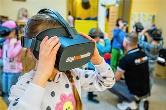 VR-Brille verschafft Kindern in Bad Schlema Blick in die virtuelle Realität - Wanda aus der "Bewegungskita" an der Bergstraße in Bad Schlema mit der VR-Brille.