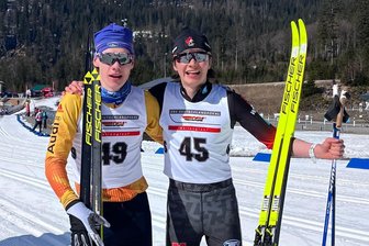 VSC Klingenthal: Dieser Skilangläufer wird zweifacher Deutscher Jugendmeister - Predo Heinicke vom VSC Klingenthal (rechts) gewann Gold im Massenstart und mit Chris Oriwol vom Bertsdorfer SV (links) auch im Teamsprint.