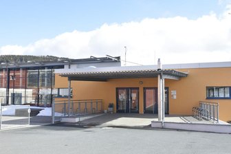 VSTR Rodewisch übernimmt Erweiterung der Klingenthaler Dreifelder-Sporthalle - Die 2007 eingeweihte Drei-Felder-Sporthalle am Klingenthaler Schulzentrum auf dem Amtsberg - im Bild der Eingangsbereich - ist zu klein geworden. Sie soll erweitert werden. 