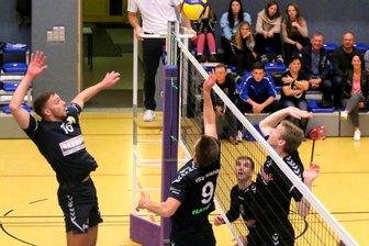 VSV-Debütant schmettert dem Gegner die Bälle um die Ohren - Und wieder führt ein Angriffsschlag von VSV-Debütant Fabian Schubert (links) zu einem Punkt für die Oelsnitzer, die den Krostitzer SV letztlich klar mit 3:1 besiegten.