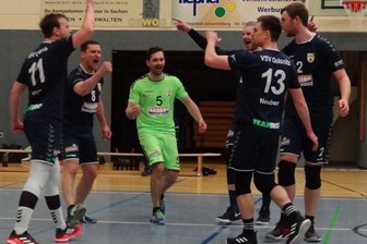 VSV: Der erste Schritt ins Endspiel ist gemacht - Punkt für den VSV Oelsnitz: Von links jubeln Jonas Krug, Jürgen Hanitzsch, Sascha Claus, Stephen Sehr, Tim Neuber und Niclas Meinhold. 