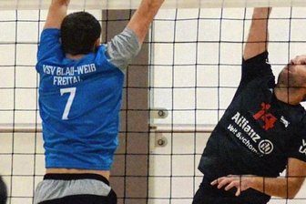 VSV Eintracht bejubelt Einzug ins Halbfinale - Fortunas Michael Berbalk (rechts) gegen Freital.