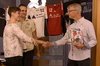 VSV Eintracht feiert 25 Jahre - Anja Zeißig (links) und Jonas Lange (dahinter) vom Kreisverband Volleyball überreichen Mirko Günter hier anlässlich des Jubiläums Präsente.