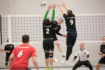 VSV Eintracht Reichenbach fliegt im Volleyball-Sachsenpokal in der Vorrunde raus - Reichenbachs Tim Liebschner (Mitte) versucht hier am Freiberger Block vorbeizukommen.