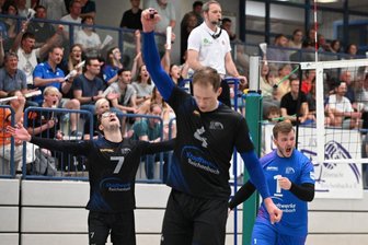 VSV Eintracht Reichenbach gewinnt Volleyball-Sachsenpokal: „Wir können extrem stolz sein“ - Die Freude bricht aus den Reichenbachern heraus: Beim 1. VV Freiberg ließen sie sich in einem engen Duell nicht unterkriegen und gewannen den Volleyball-Sachsenpokal.