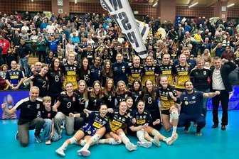 VSV Fortuna Göltzschtal lässt junge Volleyballerinnen mit den Bundesliga-Stars des VfB Suhl feiern - Die Auerbacher Nachwuchsvolleyballerinnen (schwarze T-Shirts) durften mit den Suhler Bundesliga-Frauen den Heimsieg feiern.