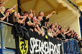 VSV gibt Acht-Punkte-Vorsprung aus der Hand - Einmalig in der 3. Volleyball-Liga: Enthusiastisch unterstützten die Oelsnitzer Fans auch diesmal ihr Team. Trotz der 1:3-Niederlage gegen Marktredwitz wurde anschließend in der benachbarten Vogtlandsporthalle eine große Party gefeiert.
