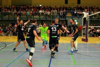VSV hat schon eine Hand am Meisterpokal - Punkt für den VSV Oelsnitz durch Ben Becher (Zweiter von rechts). Mit ihm jubeln von links Jürgen Hanitzsch, Jonas Krug, Christian Böhm, Tim Neuber und Franz Masur.