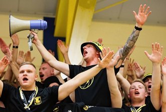 VSV-Männer hoffen auf ihre Fans - Sperkenfront-Vorsänger Nils Winkler (mit Megaphon) und seine Mitstreiter aus dem Fanblock wollen den VSV Oelsnitz am Samstag im Heimspiel gegen den TSV Mühldorf zum Sieg treiben. 