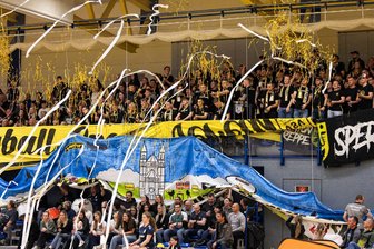 VSV Oelsnitz: Aufholjagd nach Monster-Block - Fast schon südamerikanisch feierten die Oelsnitzer Fans ihre Mannschaft. Die 2:3-Niederlage tat der Stimmung keinen Abbruch.