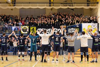 VSV Oelsnitz bleibt drin! - Die Spieler des VSV Oelsnitz bejubeln vor 350 Fans den 3:0-Sieg gegen den SV Schwaig II und feiern den Klassenerhalt in der 3. Liga.