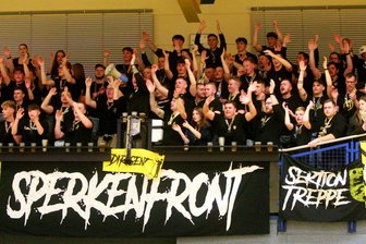 VSV Oelsnitz: Dem ersten Saisonsieg soll in Zirndorf nun der zweite folgen - So ähnlich soll es auch am Samstag in Zirndorf aussehen: Die Fans der Sperkenfront wollen die vorentscheidende Partie zu einem Heimspiel für den VSV machen.