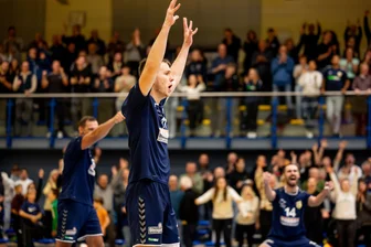 VSV-Spieler des Spiels Jonas Krug jubelt mit den 330 Zuschauern über den 3:2-Heimsieg des VSV Oelsnitz über MTV München.