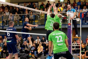 Der Angriffsschlag von Jürgen Hanitzsch (VSV Oelsnitz, Nummer 8) überwindet in dieser Szene den Amberger-Doppelblock von Lukas Schröder (VC/DJK Amberg, Nummer 14) und Milan Dörnhöfer (VC/DJK Amberg, Nummer 16) im Spiel des VSV Oelsnitz gegen den Aufsteiger VC/DJK Amberg.