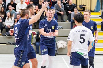 VSV Oelsnitz lässt VC Zschopau die Luft aus den Reifen und gewinnt Volleyball-Bezirksderby - Die Oelsnitzer um Jonas Krug (Mitte) hatten beim 3:0-Sieg gegen Zschopau viel Grund zum jubeln.