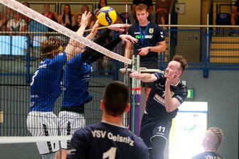 VSV Oelsnitz: Niederlage im ersten Test gegen Leipziger Zweitligisten - Der Oelsnitzer Jonas Krug (rechts) punktet hier im Testspiel gegen die L.E.Volleys.