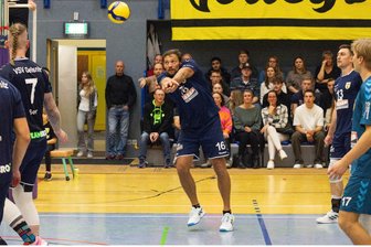 VSV Oelsnitz: „Unerklärliche Aussetzer“ führen zu schmerzhafter Heimpleite - VSV-Spieler Paul König und seine Teamkameraden wirkten diesmal erstaunlich verunsichert und unterlagen überraschend klar.
