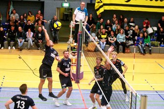 VSV Oelsnitz verliert zweites Heimspiel in Folge - Hier punktet der VSV durch Jürgen Hanitzsch (links), doch am Ende unterlagen die Oelsnitzer dem Favoriten aus Mühldorf mit 1:3.