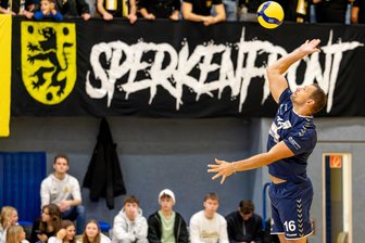 VSV Oelsnitz zittert sich zum Heimsieg - Paul König springt zum Aufschlag. Nach einem packenden Tiebreak konnte er mit der Sperkenfront einen 3:2-Heimsieg bejubeln.
