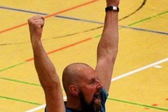 VSV: Sieg lässt Hoffnung auf den Klassenerhalt - Hatte allen Grund zum Jubeln: VSV-Trainer Alexander Krug gelang mit seinem Team der erste Erfolg in der Abstiegsrunde. 