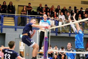 VSV wacht zu spät auf - Fabian Schubert (links am Netz) schlägt den Ball zum Punktgewinn in die Hälfte der Gäste aus München. Der VSV Oelsnitz verlor das drittletzte Spiel der Vorrunde in eigener Halle mit 1:3 Sätzen.