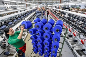 VTI-Präsident Lindner: "Gasumlage zeigt Hilflosigkeit des Staates" - Die Spulerei der Otex Textilveredlung GmbH in Flöha. 90 Mitarbeiterinnen und Mitarbeiter fertigen in dem mittelständischen Unternehmen Spezialgarne für Medizinprodukte und technische Textilien. 