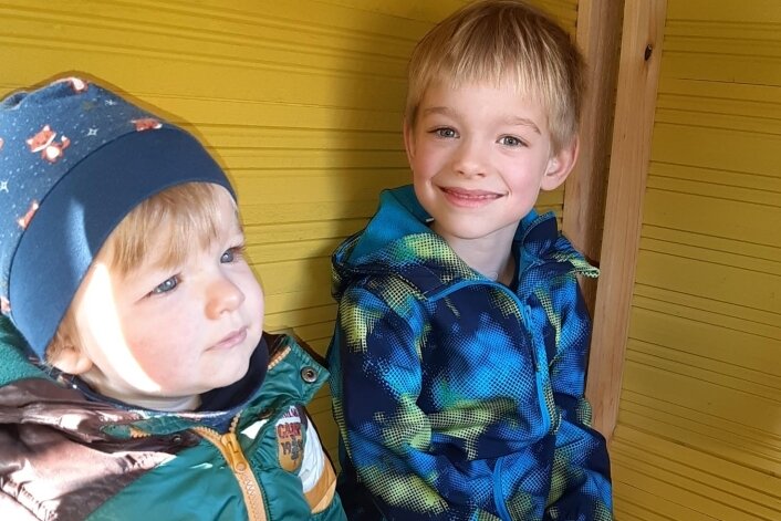 Vugelbeerhaisel mit Seilbahn-Touch - Jonas (links) wird zwei Jahre alt, sein Bruder Felix ist sechs Jahre. Die beiden sind die Enkel, für die das Baumhaus gebaut wurde. 