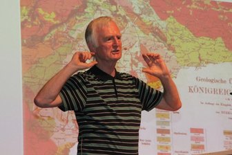 Vulkan-Eruptionen: Wie hoch ist das Risiko im Vogtland? - Wissenschaftler Horst Kämpf bei seinem Vortrag am Montagabend im Kurhaus von Bad Elster.