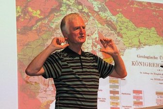 Vulkanische Eruptionen: Wie hoch ist das Risiko im Vogtland? - Wissenschaftler Horst Kämpf bei seinem Vortrag am Montagabend im Kurhaus von Bad Elster.