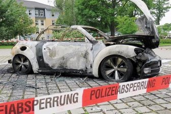 VW Beetle geht in Flammen auf -