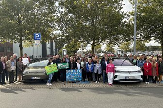 VW: Belegschaft des Fahrzeugwerkes Zwickau spendet 77.000 Euro - Gut 50 Institutionen bekamen vom Betriebsrat von VW Spendenschecks überreicht.