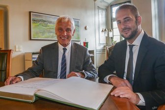 VW-Chef stattet Limbach-Oberfrohna geheimen Kurzbesuch ab - Matthias Müller (links), Vorstandsvorsitzender der Volkswagen AG, trägt sich ins Ehrenbuch von Limbach-Oberfrohna ein. Er wurde von Oberbürgermeister Jesko Vogel eingeladen.