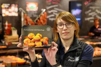 VW-Currywurst jetzt in Zwickauer Supermärkten: Wo es sie gibt, was sie kostet und wie sie schmeckt - Geht weg wie warme Semmeln: Henrike Böttger von Edeka Meisel in Hohenstein-Ernstthal hat die letzte Packung aus der Kühltruhe geholt. Die Nachbestellung läuft.