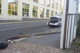 VW fährt Laternenmast auf der Reichsstraße um -