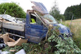 VW-Fahrer bei Unfall auf A 72 bei Zwickau schwer verletzt - Am Donnerstagmittag ist es zu einem Unfall auf der A 72 gekommen. Der Fahrer musste ins Krankenhaus gebracht werden. Es entstand ein hoher Sachschaden.
