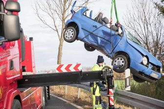 VW-Fahrer kommt bei Siebenlehn von der Fahrbahn ab - 