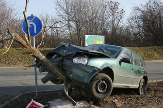 VW-Fahrer verliert Kontrolle und prallt gegen Baum -